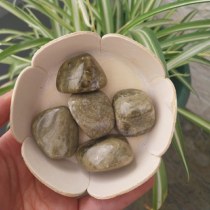 Vésuvianite (Idocrase) — Enracinement, Évolution & Clarté du Cœur